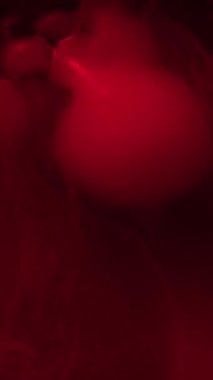 Çok renkli dumanın dokusu. Buhar, duman bulutu. Dikey video.