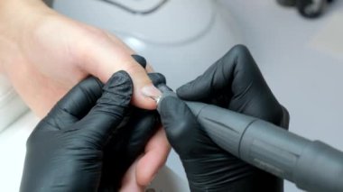 Manikür makine tarafından adam için profesyonel manikür
