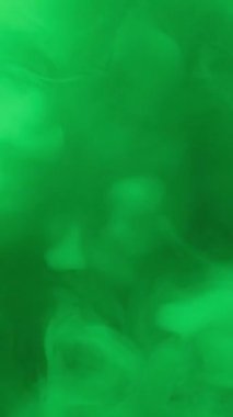 Çok renkli dumanın dokusu. Buhar, duman bulutu. Dikey video.