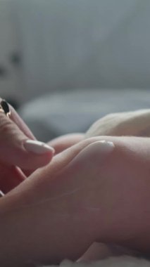 Annem bebekle ilgilenir ve nemlendirici sürerdi. Dikey video.