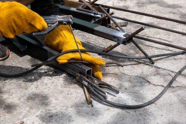 Kapalı bir evde kaynakçılık işi..