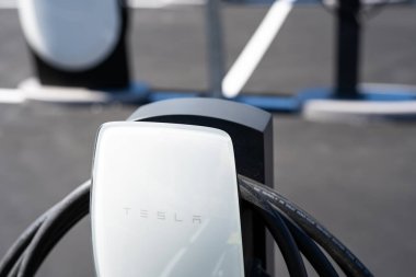 Tarragona, İspanya - 27 Eylül 2023: Elektrikli araba şarj istasyonu Tesla Supercharger.