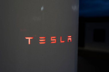 Tarragona, İspanya - 27 Eylül 2023: Elektrikli araba şarj istasyonu Tesla Supercharger.