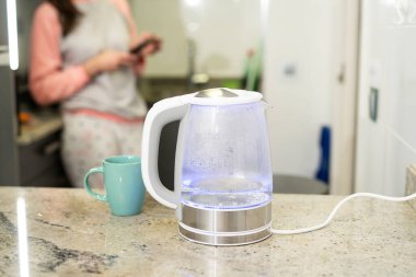 Kaynar suyla modern cam elektrikli çaydanlık.