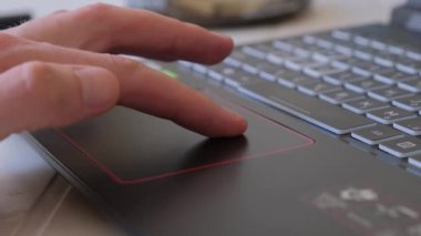 Siyah, modern bir dizüstü bilgisayarla çalışan bir adamın parmakları..