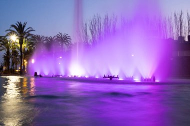 Gece şehrindeki güzel renkli çeşme.