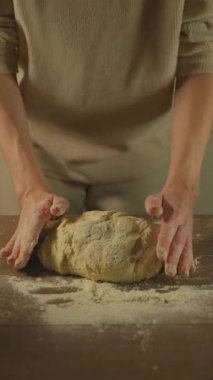 Pizza ve ekmek yapmak için hamur yoğuran kadın. Dikey video.