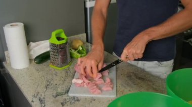 Mutfakta et kesen bir adamın yakın çekimi..