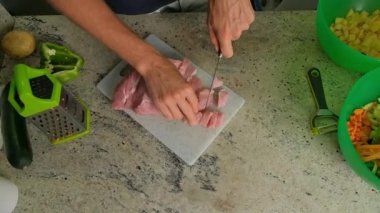 Mutfakta et kesen bir adamın yakın çekimi..