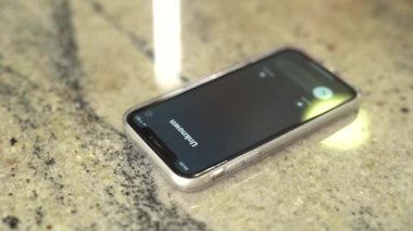 Cep telefonundaki dolandırıcılardan bilinmeyen bir çağrı.