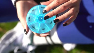 7 gün hap kutusu beyaz arka plan üzerinde izole hapları ile.