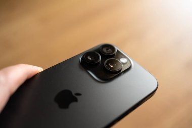 Kiev, Ukrayna - 26 Şubat 2025: Apple iphone 16 pro black titanium