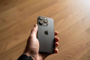 Kiev, Ukrayna - 26 Şubat 2025: Apple iphone 16 pro black titanium