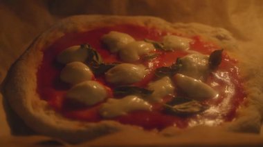 Evde fırında pişen pizzanın yakın çekimi..