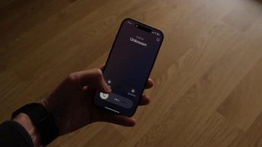 Dolandırıcılık ya da sahtekarlık. Bilinmeyen bir telefondan gelen beklenmedik bir aramanın olduğu bir erkek elin yakın çekimi.