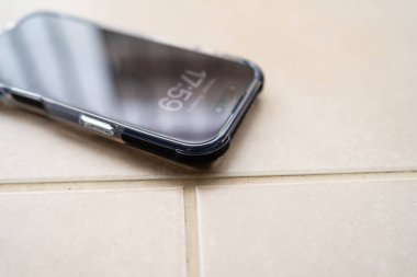 Şok geçirmez silikon çantalı akıllı telefon yere düştükten sonra.