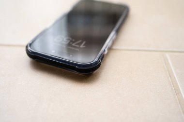 Şok geçirmez silikon çantalı akıllı telefon yere düştükten sonra.