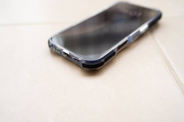 Şok geçirmez silikon çantalı akıllı telefon yere düştükten sonra.