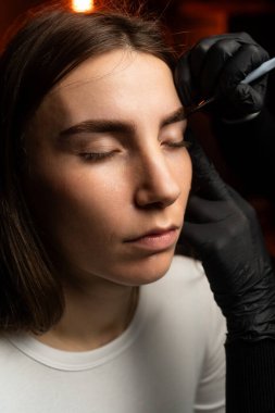 Yenilikçi teknikler aracılığıyla dikkat çekici bir kaş şekillendirme oturumu hassasiyet ve sanatsallığı gözler önüne seriyor.