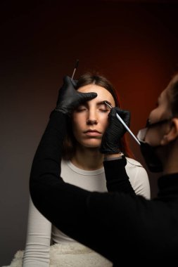 Yenilikçi teknikler aracılığıyla dikkat çekici bir kaş şekillendirme oturumu hassasiyet ve sanatsallığı gözler önüne seriyor.