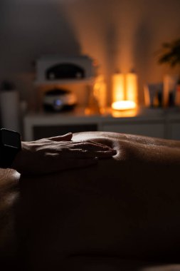 Kadın masöz, spa salonundaki adama profesyonel sırt masajı yapıyor..