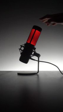 Canlı ve renkli ışıklandırma efektlerini parlak bir tasarıma entegre eden çağdaş bir mikrofon.