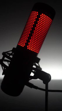 Canlı ve renkli ışıklandırma efektlerini parlak bir tasarıma entegre eden çağdaş bir mikrofon.