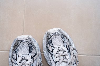 Tarragona, İspanya - 22 Mart 2025: Döşemede Balenciaga Spor Ayakkabıları