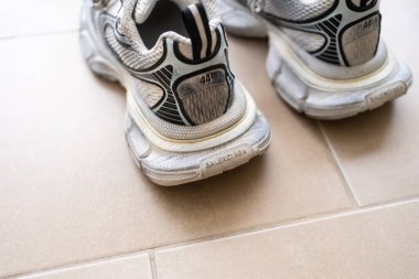 Tarragona, İspanya - 22 Mart 2025: Döşemede Balenciaga Spor Ayakkabıları