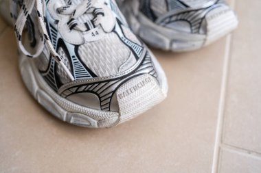 Tarragona, İspanya - 22 Mart 2025: Döşemede Balenciaga Spor Ayakkabıları