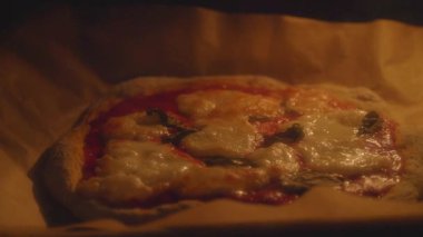 Evde fırında pişen pizzanın yakın çekimi..