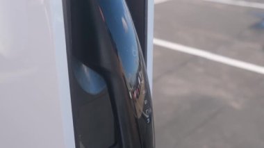 Tarragona, İspanya - 27 Eylül 2023: Elektrikli araba şarj istasyonu Tesla Supercharger.