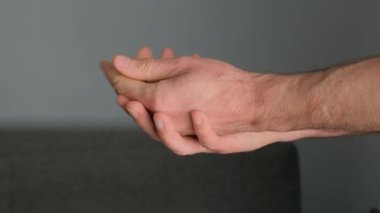 Çeşitli pozisyonlar, jestler ve anlamlı hareketler gösteren büyüleyici bir dizi el hareketi.