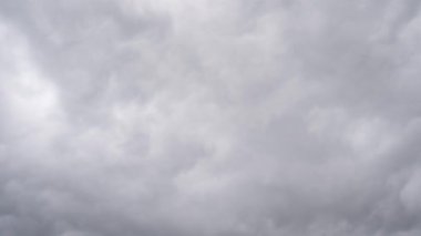 Gökyüzünde hareket eden dramatik gri fırtına bulutlarının zamanı.