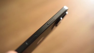 Anahtarlı yan çubuk iPhone 16 Pro yakın plan