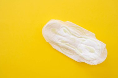 Sarı arka planda kadınların hijyenik peçeteleri..