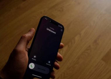 Dolandırıcılık ya da sahtekarlık. Bilinmeyen bir telefondan gelen beklenmedik bir aramanın olduğu bir erkek elin yakın çekimi.