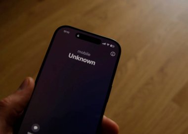 Dolandırıcılık ya da sahtekarlık. Bilinmeyen bir telefondan gelen beklenmedik bir aramanın olduğu bir erkek elin yakın çekimi.