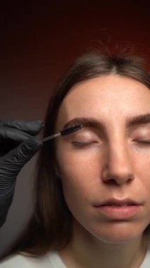 Yenilikçi teknikler aracılığıyla dikkat çekici bir kaş şekillendirme oturumu hassasiyet ve sanatsallığı gözler önüne seriyor.