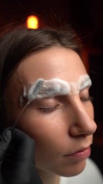 Yenilikçi teknikler aracılığıyla dikkat çekici bir kaş şekillendirme oturumu hassasiyet ve sanatsallığı gözler önüne seriyor.