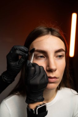 Yenilikçi teknikler aracılığıyla dikkat çekici bir kaş şekillendirme oturumu hassasiyet ve sanatsallığı gözler önüne seriyor.