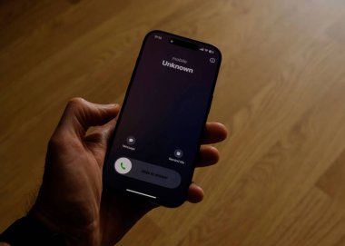 Dolandırıcılık ya da sahtekarlık. Bilinmeyen bir telefondan gelen beklenmedik bir aramanın olduğu bir erkek elin yakın çekimi.