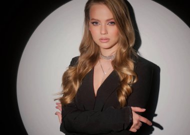 Siyah ceketli güzel bir sarışın ve boynunda lüks mücevherler var. Güzel portre ve aksesuarlar..