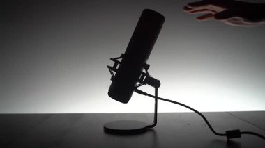Canlı ve renkli ışıklandırma efektlerini parlak bir tasarıma entegre eden çağdaş bir mikrofon.