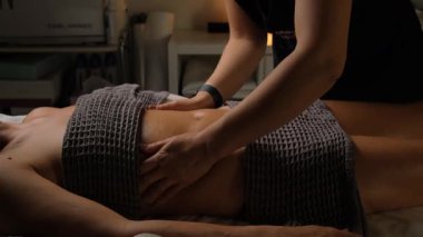 Yetenekli ve profesyonel masaj terapisi teknikleriyle derin bir huzur ve sağlıklı yaşam deneyimi.