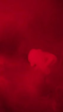 Çok renkli dumanın dokusu. Buhar, duman bulutu. Dikey video.