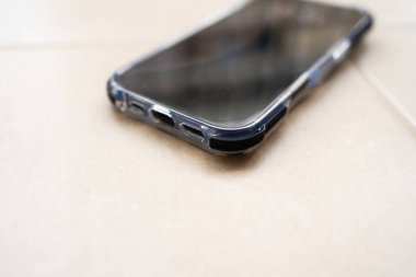 Şok geçirmez silikon çantalı akıllı telefon yere düştükten sonra.