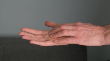 Bir adamın nazikçe ellerine dokunarak tenini ve hislerini dikkatli bir dokunuşla keşfetmesi..