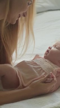 Şefkatli Anlar Sevgi ve Neşe ile Dolu Bir Anne ve Bebeği Arasında İçten Bir Etkileşim