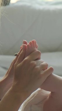 Şefkatli Anlar Sevgi ve Neşe ile Dolu Bir Anne ve Bebeği Arasında İçten Bir Etkileşim